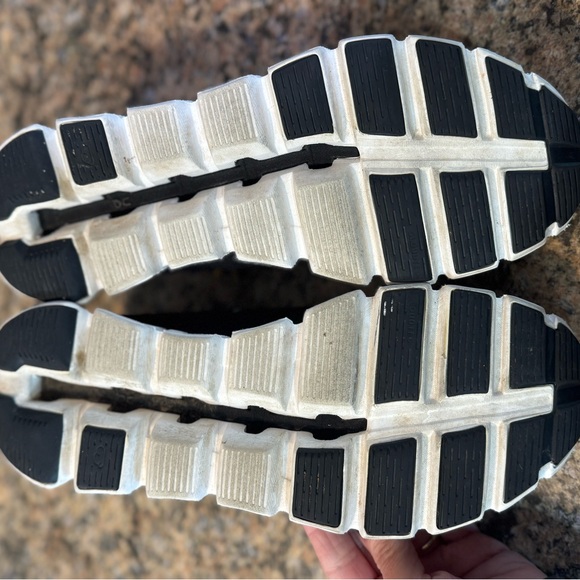 ON CLOUD 5 RUNNING SHOES 59.98904 Womens Size 10.5 Sneaker Black/white athletic - Picture 7 of 9